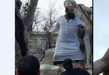 Алжирец лишил достопримечательность города грудей (ВИДЕО)