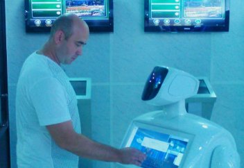 Қарағандылық ЖОО-ның қабылдау комиссиясында Нұрлан есімді робот жұмыс істейді (видео)