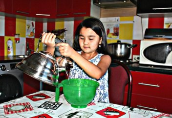 Баланы үй тірлігін істеуге қалай үйретуге болады?