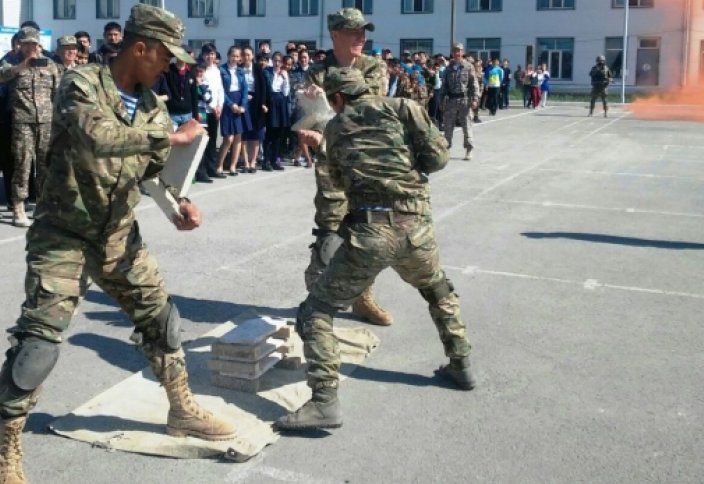 Қос министрліктің оқушыларға әскери киім алуға қатысты жауабы