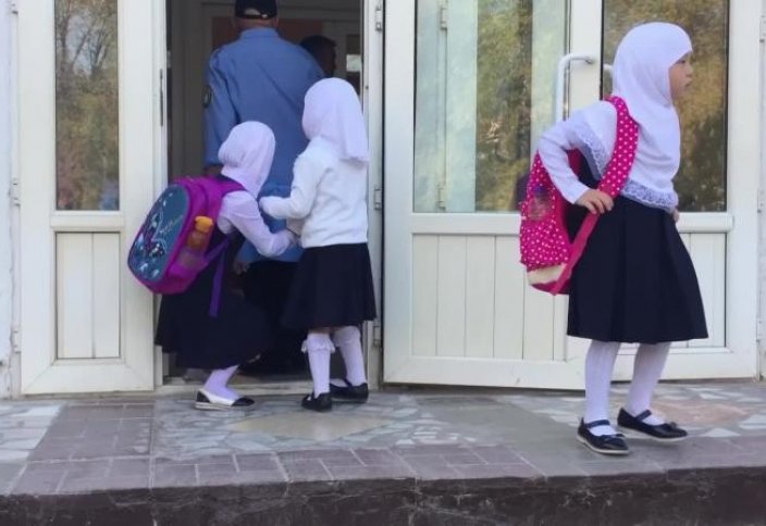 Школьниц за ношение платков оставили на второй год