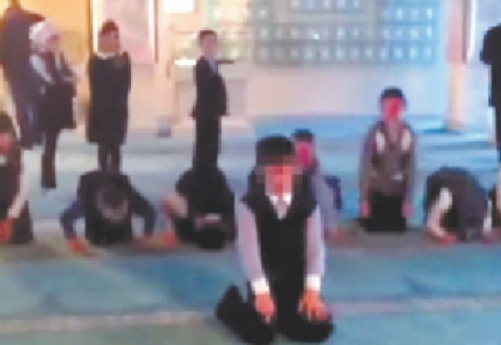 Намаз, совершенный русскими школьниками вызвал бурное обсуждение (видео)