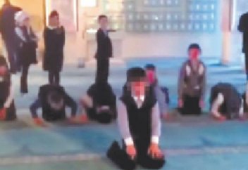 Намаз, совершенный русскими школьниками вызвал бурное обсуждение (видео)