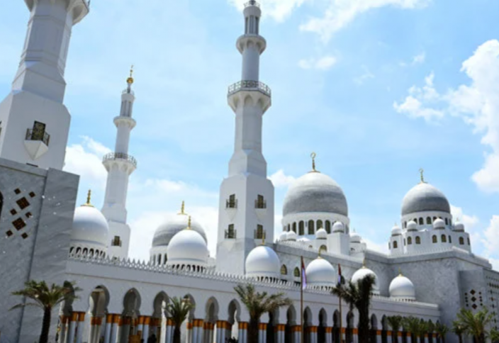 Уменьшенная копия знаменитой мечети Абу-Даби откроется к Рамадану
