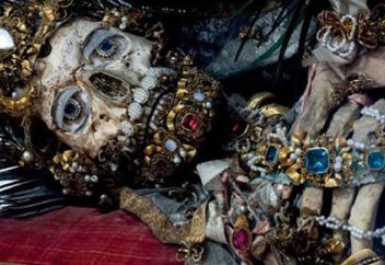 Католиктердің адамның қу қаңқаларындағы қазыналары