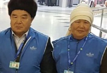 ОҚО-ДА МЕКТЕП БІТІРГЕНДЕРІНЕ 20 ЖЫЛ БОЛҒАН СЫНЫПТАСТАР ЕКІ МҰҒАЛІМДІ ҚАЖЫЛЫҚҚА ЖІБЕРДІ