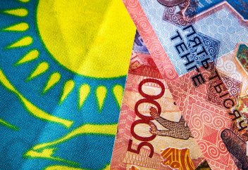 Названы самые дорогие специалисты в Казахстане (инфографика)