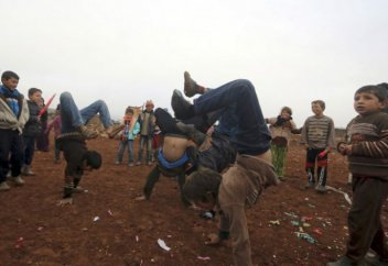 Британские парламентарии просят власти принять 3000 сирийских детей