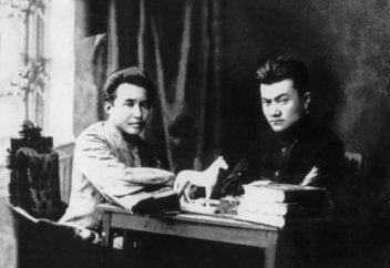 Келесі аялдама Смағұл Сәдуақасов көшесі. Ол кісі кім?