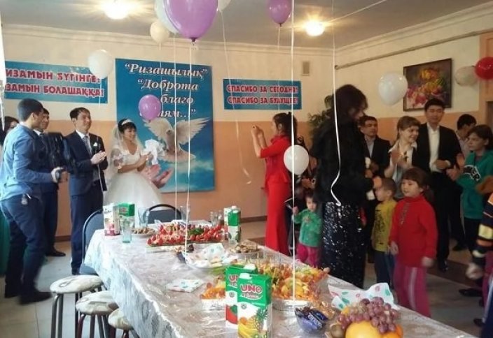 ОҚО-да жас жұбайлар «гулянканың» орнына балалар үйіне барып, дастархан жайды (фото)