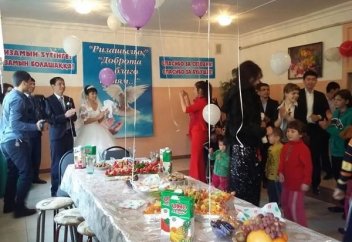 ОҚО-да жас жұбайлар «гулянканың» орнына балалар үйіне барып, дастархан жайды (фото)