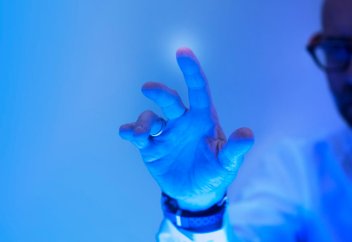 Имланттарды сымсыз зарядтайтын, тері астына орналастырылатын құрылғы жасалды