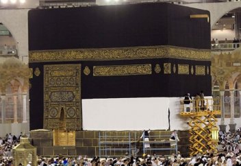 Қағба жамылғысы ауыстырылды (ВИДЕО)