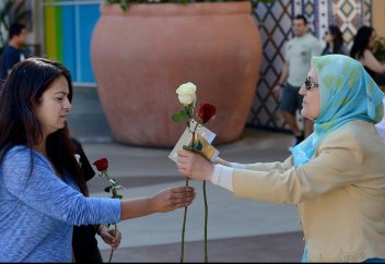 Адамдарға гүлдер мен хадис кітаптарын тегін таратты