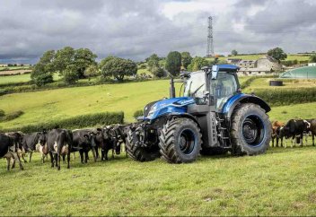 Көңмен жүретін трактор құрастырылды: техникалық қызмет көрсетуге тек 100 сиыр қажет болады (видео)