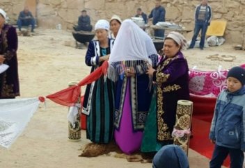 Зейнетке шыққан қазақ әжейі ұзатылды (видео)