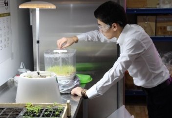 Отандық сағаттар шығарған жас бизнесмен су, электр және адам ресурсын үнемдейтін жылыжай салуда