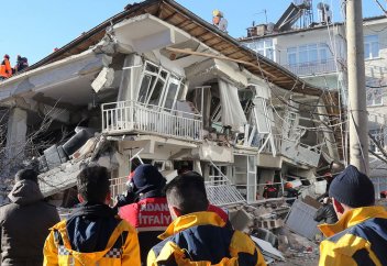 Зілзала кезінде мұсылман әйел хижабсыз үйінді астынан шығудан бас тартты (видео)