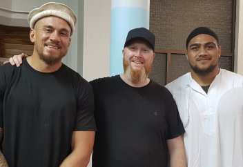 Мама и лучший друг знаменитого спортсмена приняли ислам после терактов в Крайстчерче (видео)