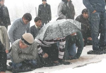 Жұма намазын далада оқығанда аяқ киімді шешпей оқи беруге бола ма?