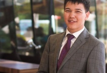 Қазақтың 25 жастағы жігіті 2 миллион доллар табысын қатерлі ісікпен күреске жұмсады