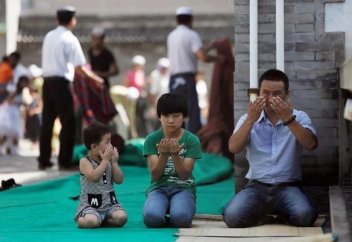 Пайғамбарымыз қолды кіндіктің астына байламаған дейді?