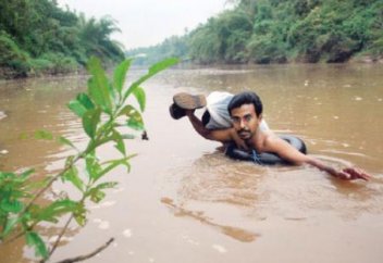 Әбдімәлік жұмысына сумен жүзіп барады