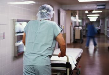 Дәрігерлердің безбүйректігінен пациент жарымжан болып қалды