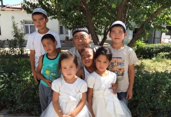 73 жастағы қария ұрпақ сүйгелі отыр (фото)