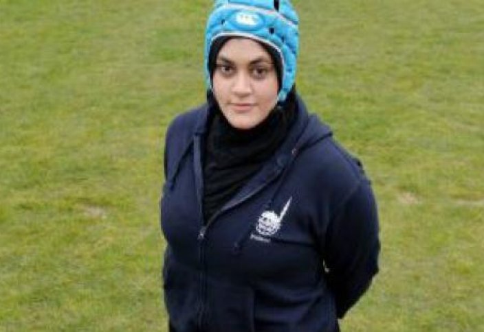 Регбистка отстояла хиджаб
