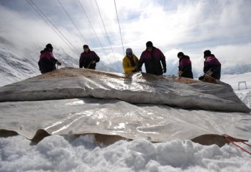 Швейцарцы спасают свои ледники с помощью… одеял (фото)