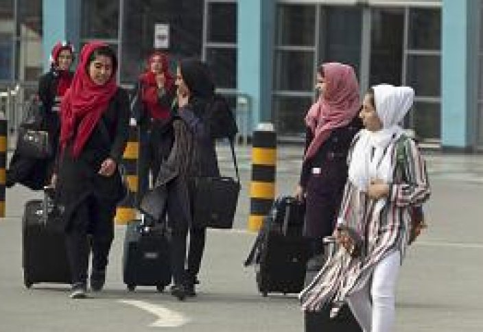 Разные: Талибы запретили афганским женщинам летать в самолетах без сопровождения
