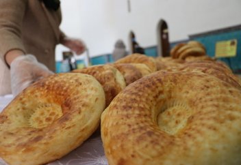 «Бір күлше садақа берген артық па, жүз рәкәғат намаз оқыған артық па?»: Сахаба Әнәстің Пайғамбарымызға қойған 8 сауалы