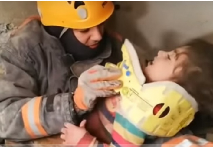 Турецкие дети под завалами. Спасатели спасают людей из под завалов.