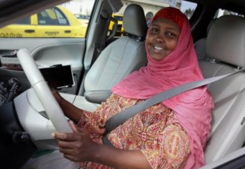 Шариғат шәлісін жамылған таксиші әйел