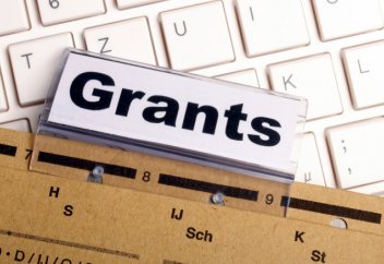 2017 жылдан бастап грантпен оқығандар үш жыл қызмет істеуге міндеттеледі