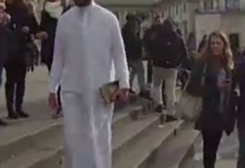 Көшеде 5 сағат қолына Құран ұстап жүрген студентке өзгелер қалай қарады (видео)?