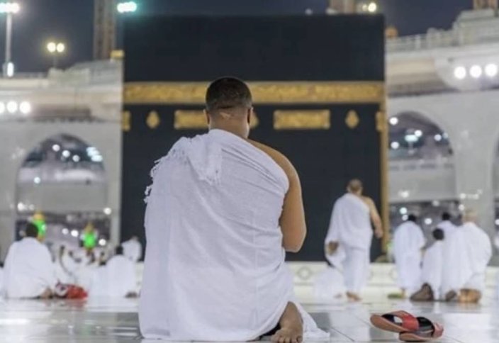 Қағбаның алдында намаз оқып тұрғанда қайда қараймыз, қағбаға ма, әлде сәжде орнына ма?