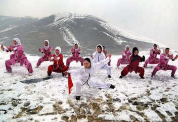 Сима Азими - у-шудан тұңғыш ақ жаулықты ауған жаттықтырушысы (фото+видео)