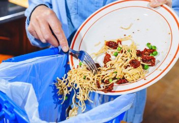 Адамзат жылына екі млрд тоннадай азық-түлікті қоқысқа тастайды