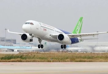 Китайский лайнер C919 совершил первый международный рейс, бросив вызов Boeing и Airbus