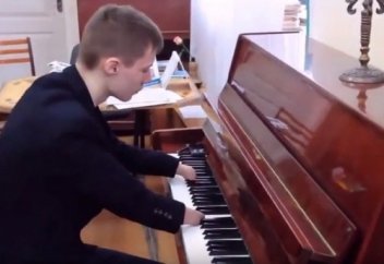 Жетімдер үйіндегі қолы жоқ пианист (видео)