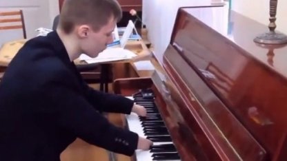 Жетімдер үйіндегі қолы жоқ пианист (видео)