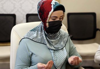 «Түсімде көрген имам осы кісі еді..» - Исламды қабылдаған испан қызы жылап жіберді.