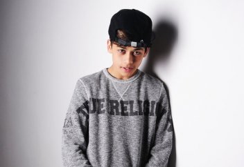 Молодой исполнитель поёт об исламе