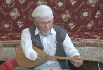 Саусақ орнына сым байлаған күйші Тәуелсіздіктің 25 жылдығына тарту жасады (видео)