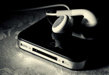 Дозволено ли шариатом ложится спать, слушая Коран в наушниках?