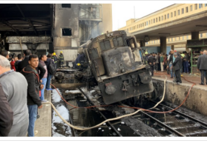В Каире десятки людей сгорели заживо при аварии на железной дороге (ВИДЕО 18+)