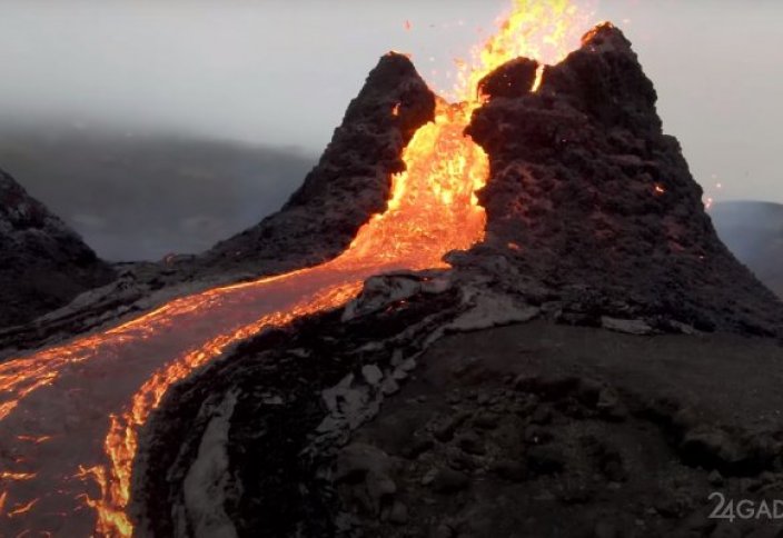 Беспилотник отснял извержение вулкана, пролетая над его жерлом (2 видео)