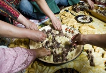 Табақты және саусақты жалап қою ұят па?